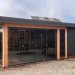 Halfopen overkapping met glazen schuifwanden